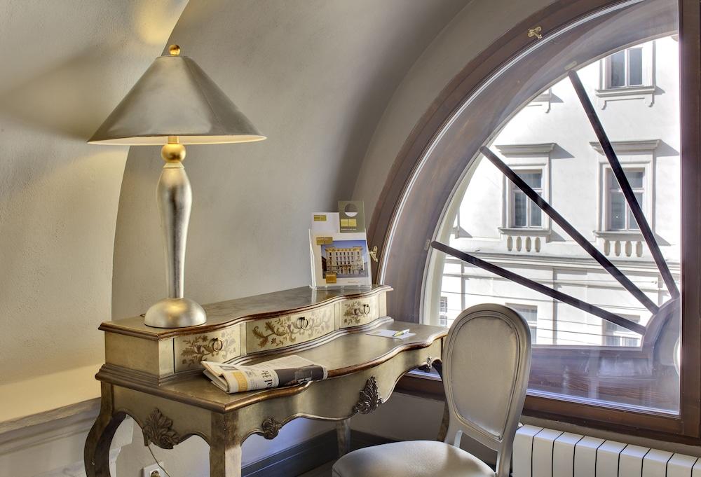 Grand Palace Brno Luaran gambar A table lamp